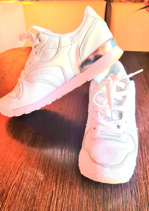 Кроссовки  женские продаются