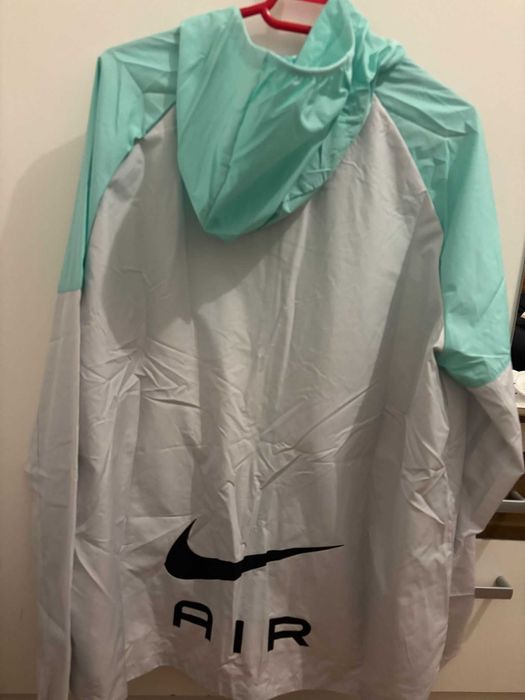 Vând jacheta Nike de primăvară
