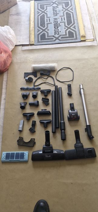 Запчасти от пылесоса .щетки.