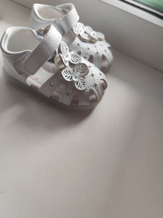 Продам детские сандалии