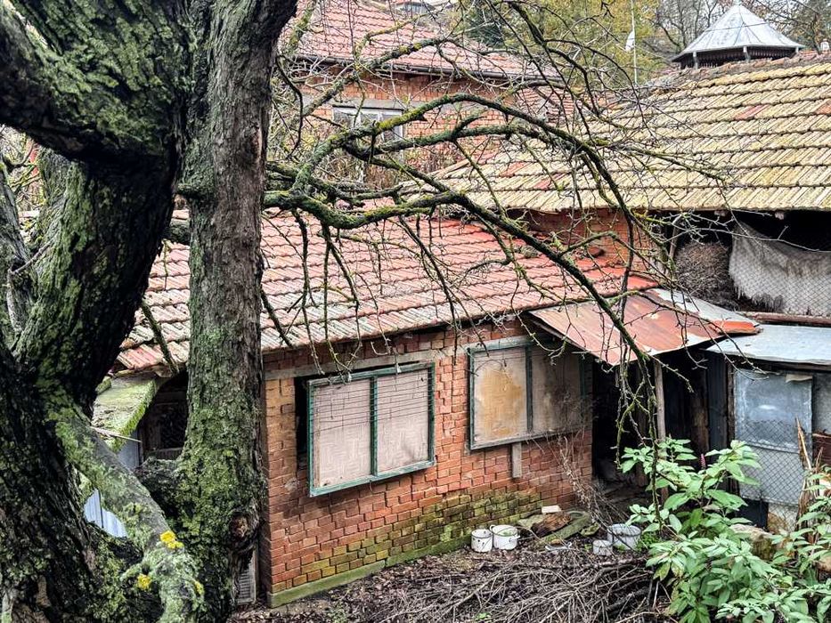 Kъща с 3 спални, гараж и стопански постройки в живописното село Червен