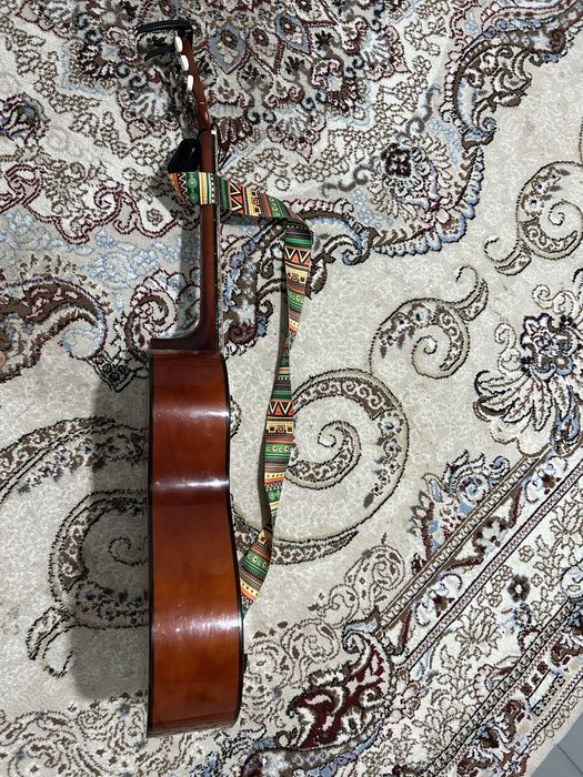 Гитара буушный ремень и каподастер есть.