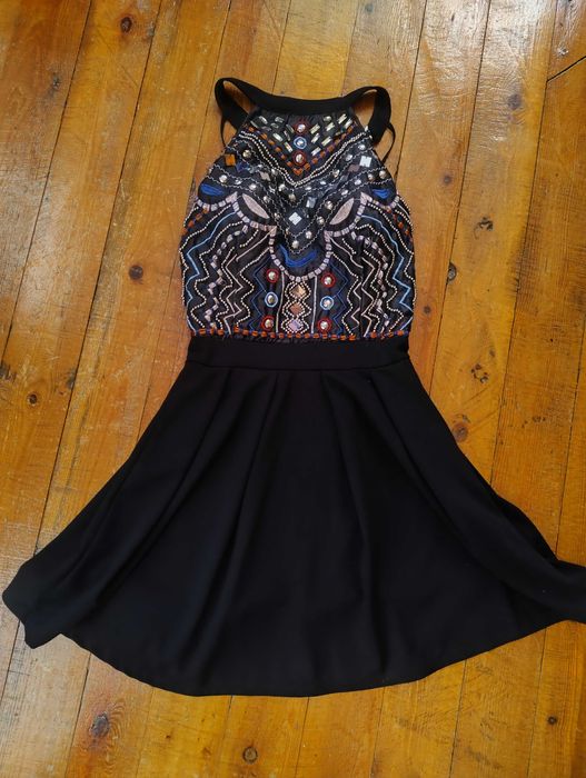 Черна рокля с камъни