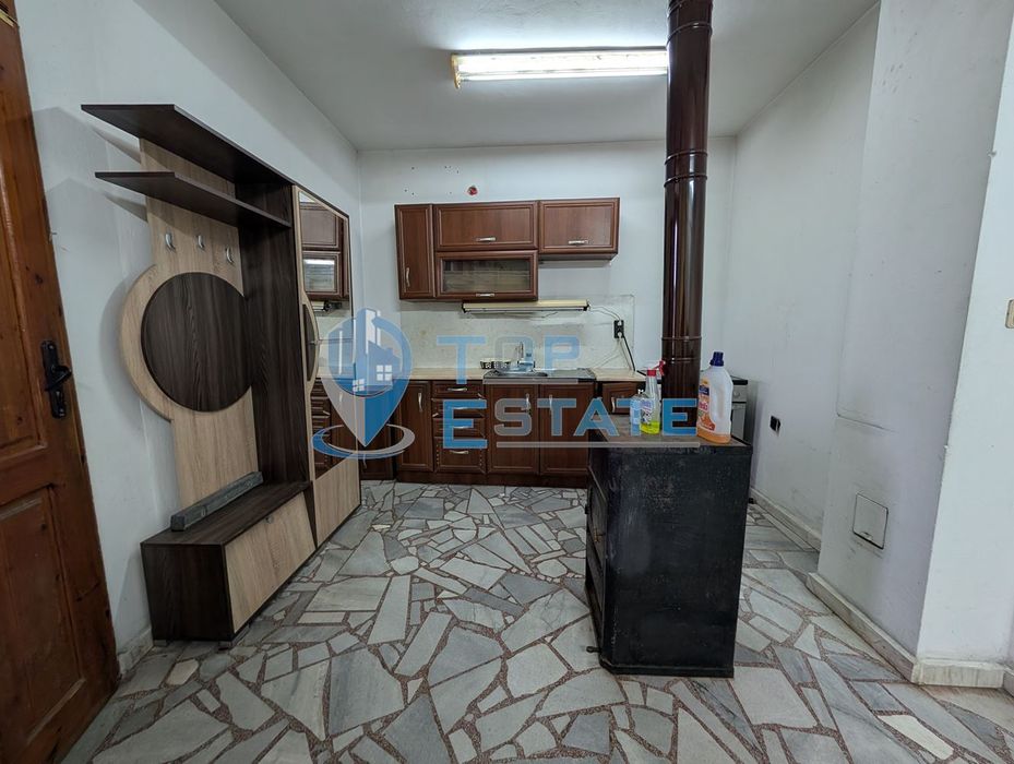 Едноетажна монолитна къща в центъра на град Златарица