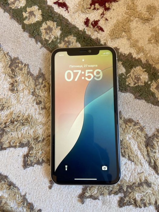 Продаю айфон 11.