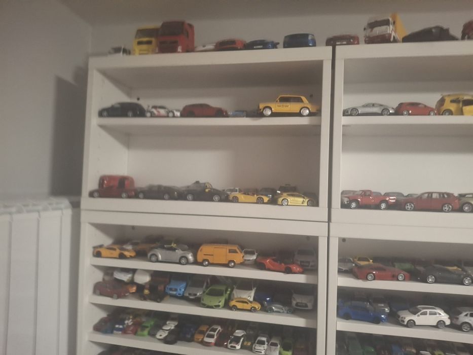 Продавам колекция малки и големи колшчки ( hot wheels,  majorete, matchbox, burajo и др)