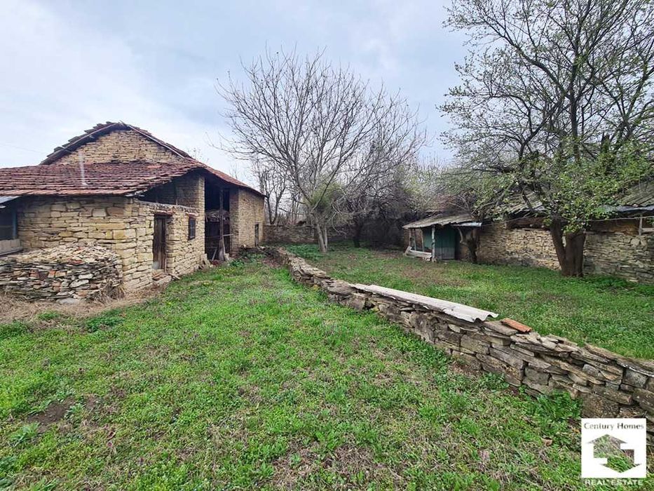 140312 Къща с равен двор и стопански постройки в с. Горна Липница