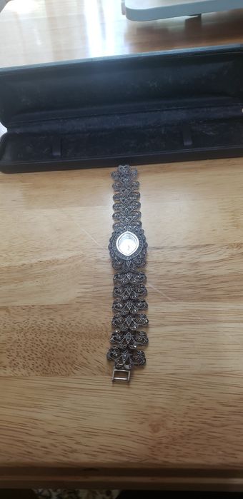 Продам часы серебрянные с фианитами