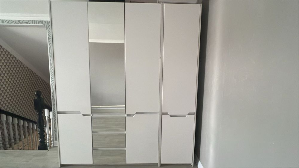 Продам шкаф с двумя тумбочками