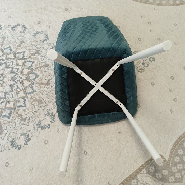 Продам комплект из 6 обеденных стульев.