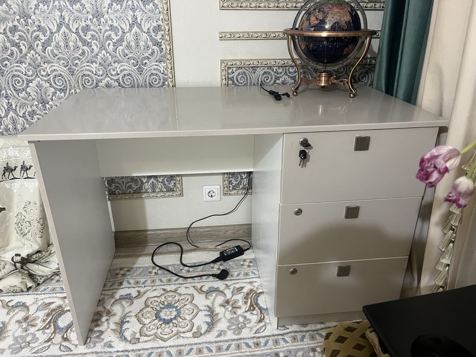 Письменный однотумбовый стол