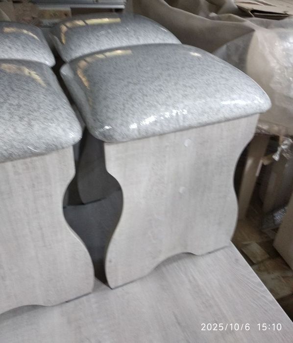 Стол и табуретки хорошего качества