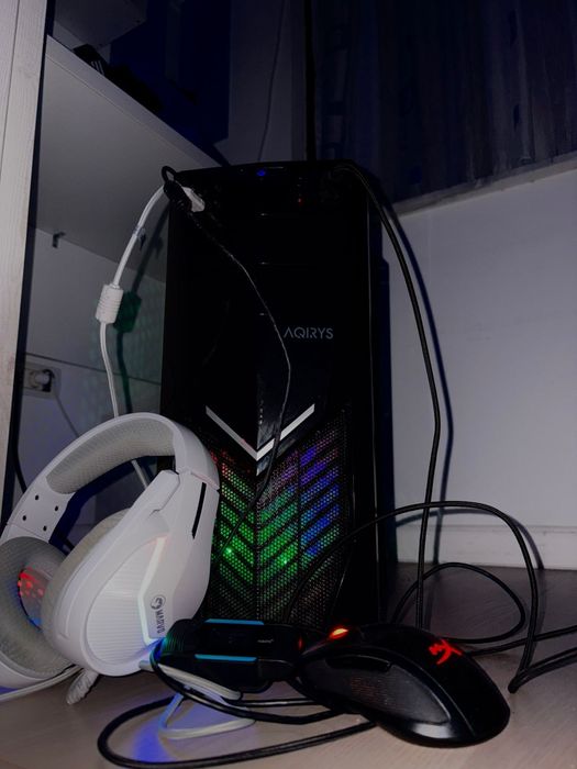 Calculator de Gaming cu căști, mouse și webcam