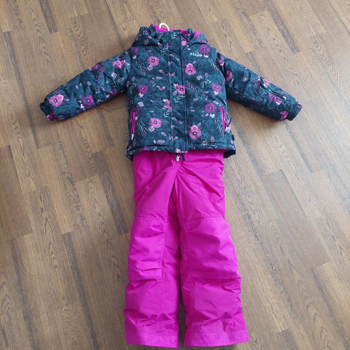 Продам комбинезон и куртки на девочку  от 5 до 10 лет