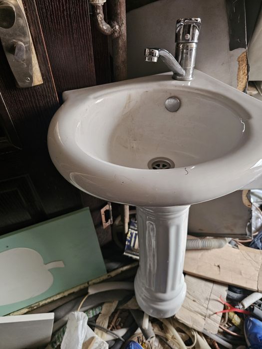 Срочно продам угловой компактный  раквина + сместитель целый идеалном.