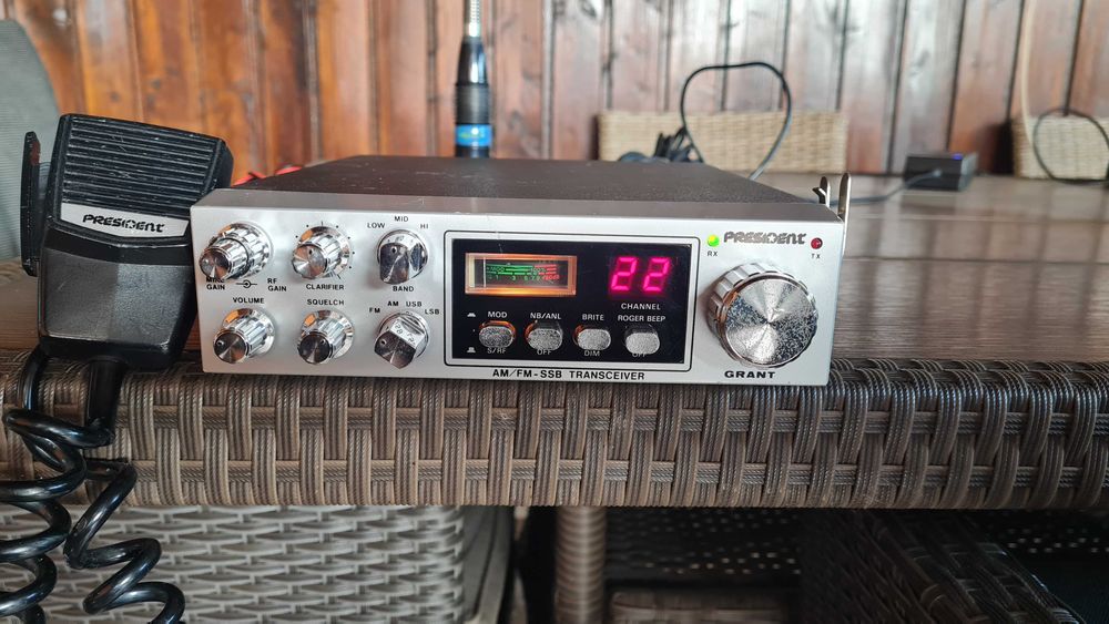 Statie radio CB President Grant I vintage, fabricatie Japonia anii 80, stare excelenta de functionare, microfon original si antena President ML-145