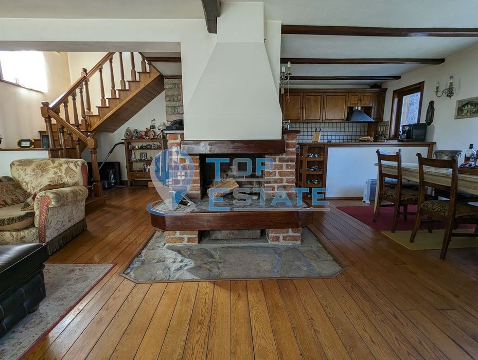 Двуетажна масивна къща в автентичен стил в близост до град Трявна