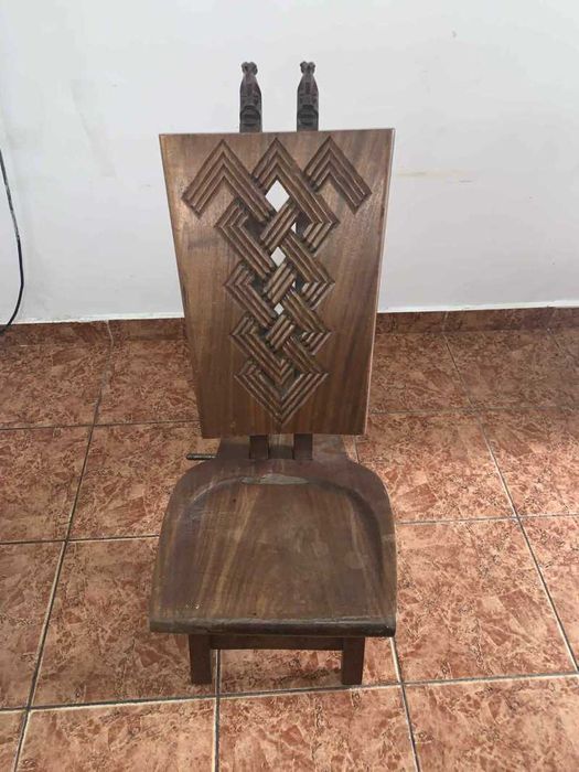 Scaun din lemn masiv sculptat cu tenta africana decor curte