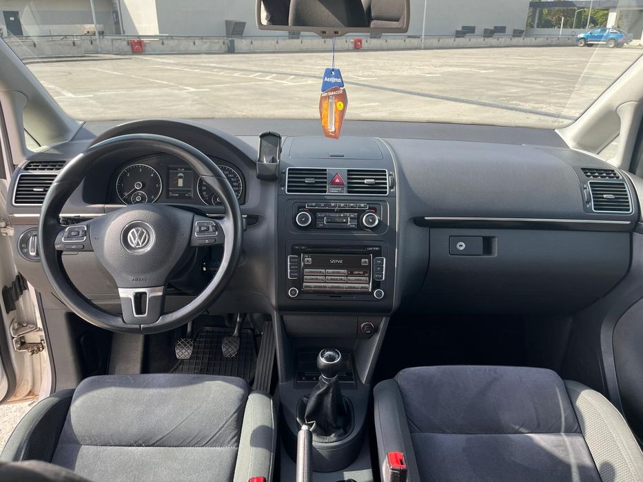 VOLKSWAGEN Touran 2011 — imagine 3