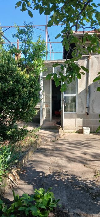 Къща с двор, гараж и лятна кухня