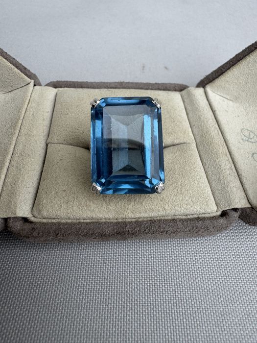 Inel din argint si topaz