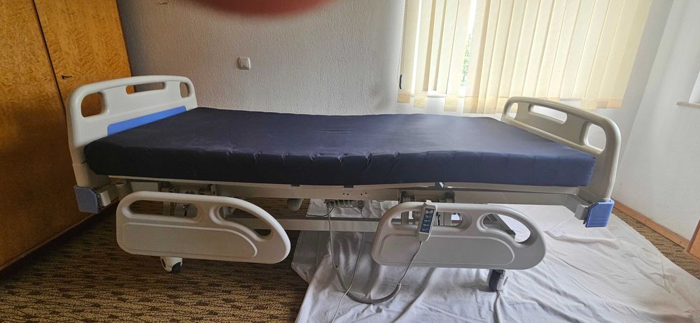 Професионално електрическо болнично пегло с антидекубитален дюшек