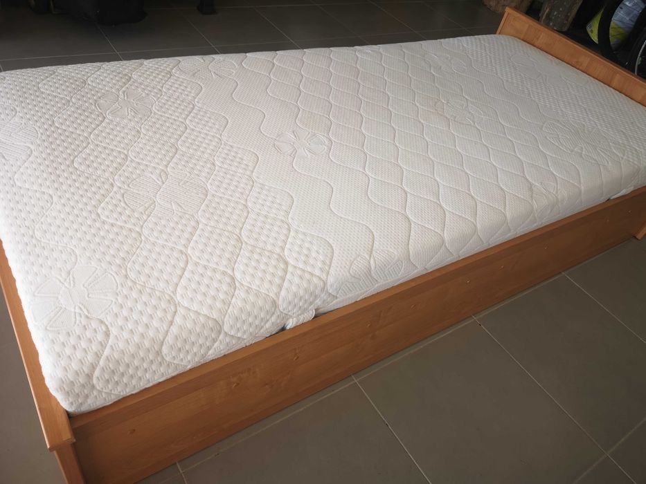 Vand pat 90 X 200 cu saltea in stare foarte buna