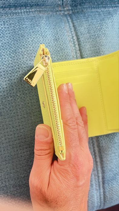 Furla Camelia в  няколко цвята и в два модела. Нови модели. С етикети care instuctions, подаръчен плик FURLA.Модел с цип и модел с капак.100% оригинал