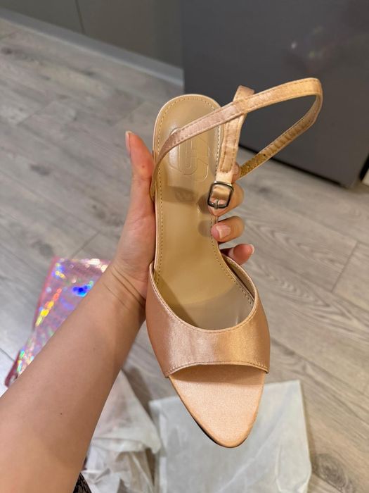 Sandale nude cu toc - mărime 38