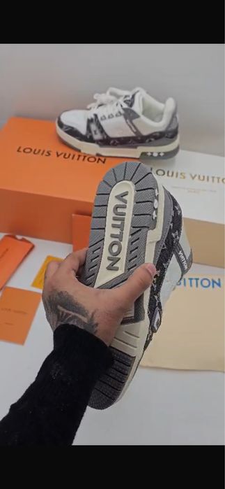 Adidasi LV noi nepurtati toate marimile 36-45 cu cutie si saculet