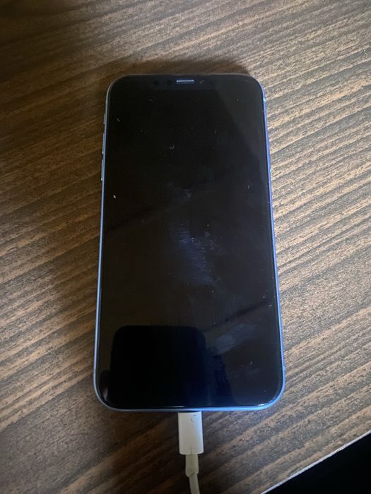 Vand iphone xr in stare buna saptele e doar spart