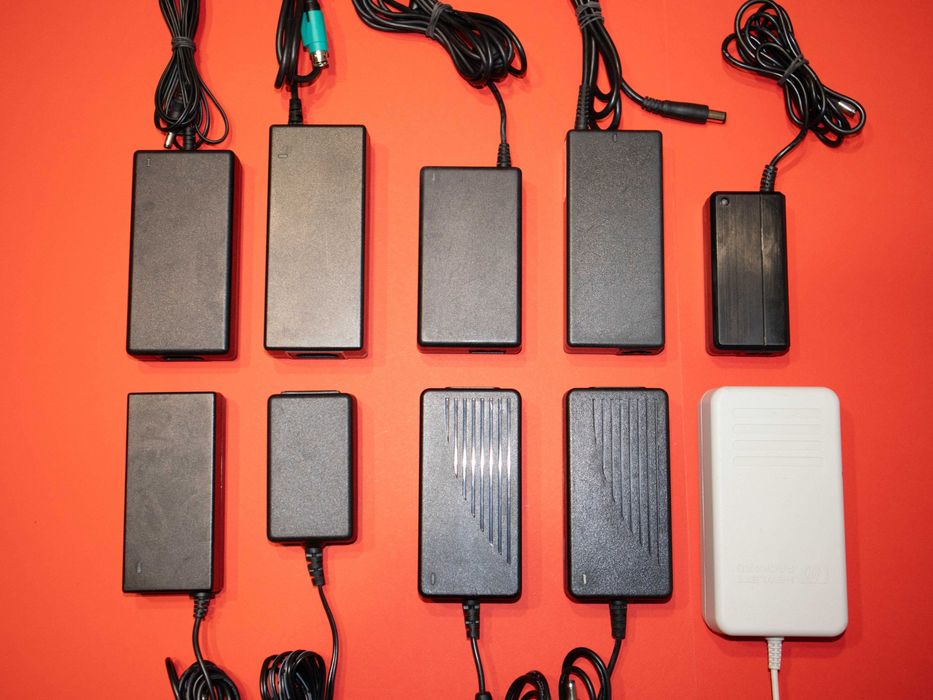 Всякакви адаптери 18V 4A 19V 4.74A 12V 7.5A 24V 1.5A употребявани