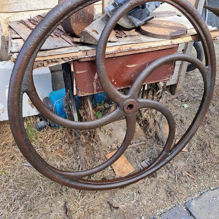 Roată veche din fontă