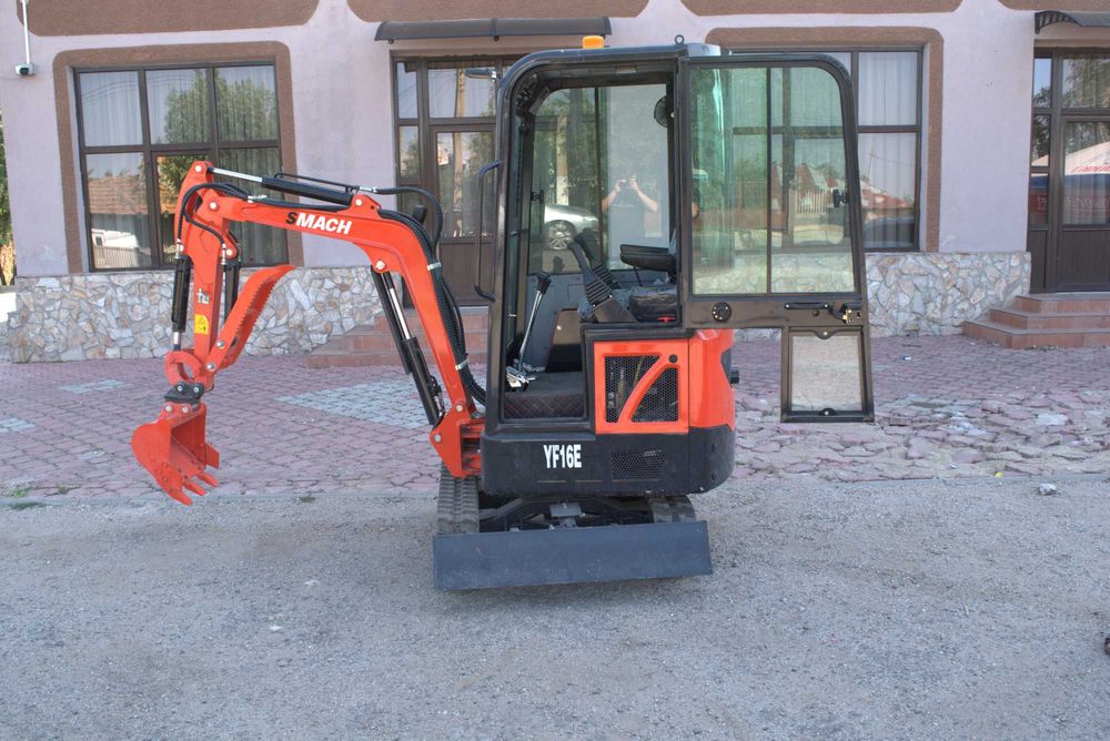 Miniexcavator pe șenile SMACH YF16E – Cabină închisă