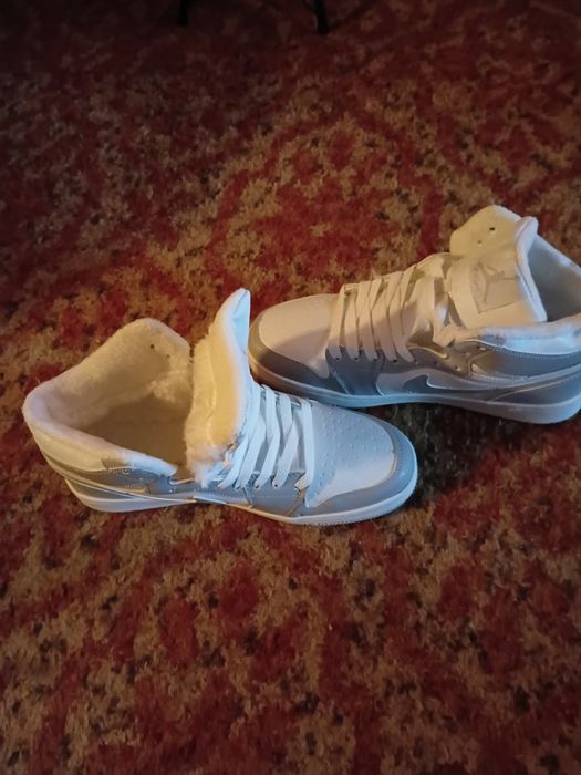 Продаются Кроссовки