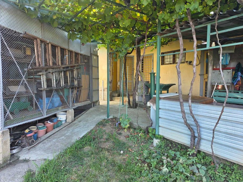 Продава се вила край Червен бряг - 90 кв.м + 1000 кв.м двор