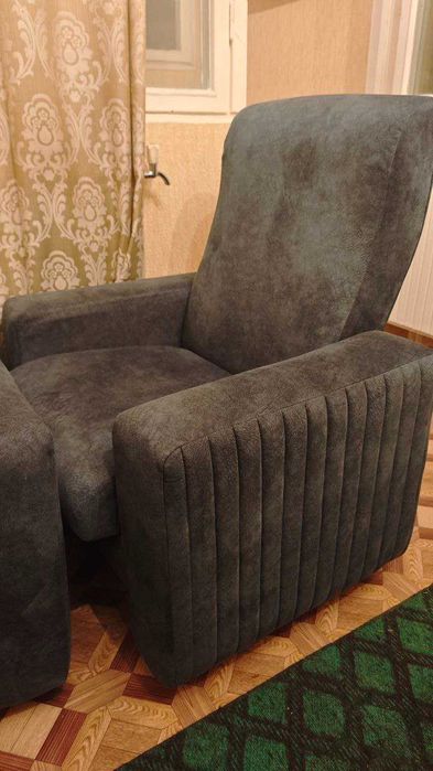 Диван советский, деревянный, реставрированный + 2 кресла