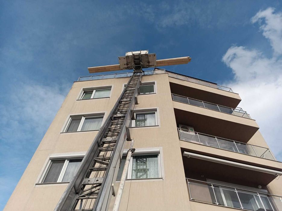 Качване и сваляне на строителни материали със строителен асансьор