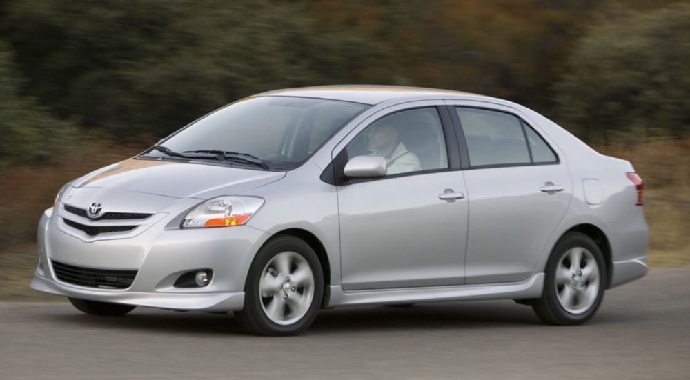 Тайота Ярис дверь