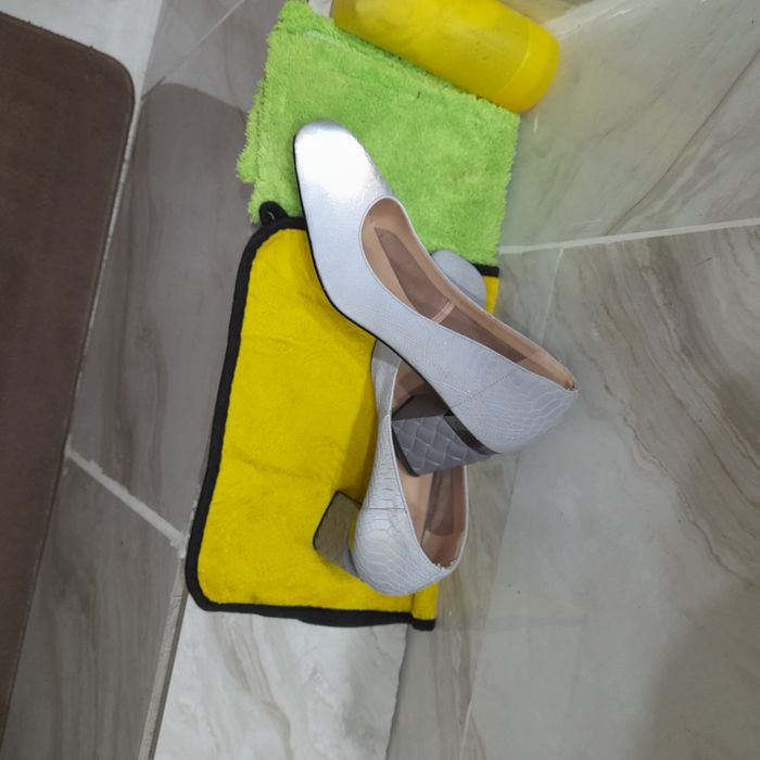 Срочно продам красивые туфли 39 размера .