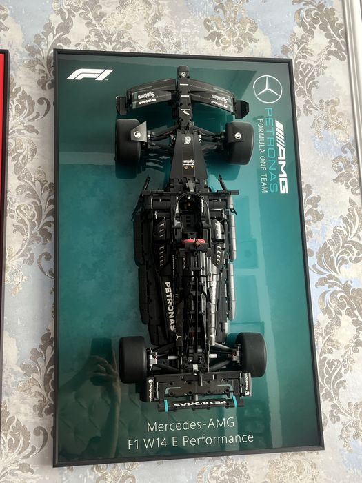 Ferrari и Mercedes LEGO в рамках