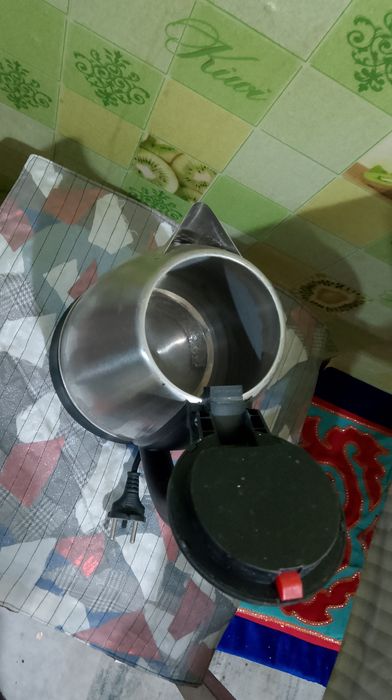 Электро чайник, в рабочем состоянии