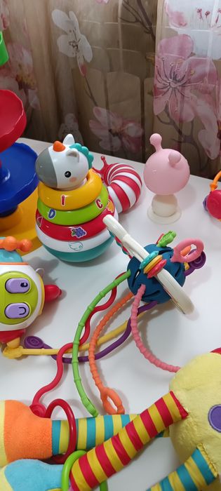 Продам много развивающих игрушек от 6 мес