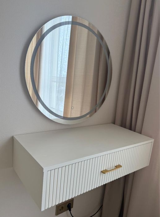 Продам навесной туалетный столик