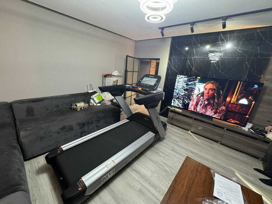 Беговая дорожка с электромагнитным тормозом для плавного замедления.