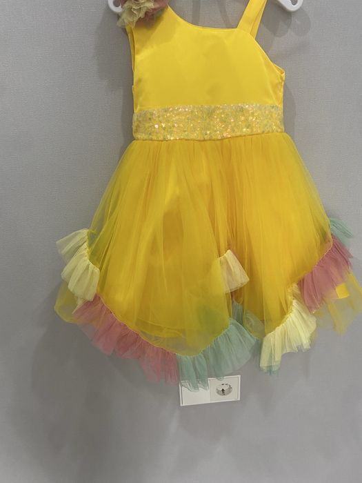 Платье нарядное желтое