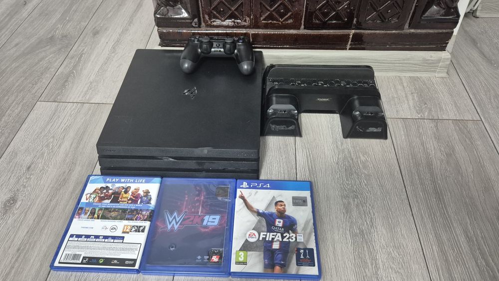 PS4 Pro 1TB + Controller + 3 Jocuri + Suport PlayStation NEGOCIABIL