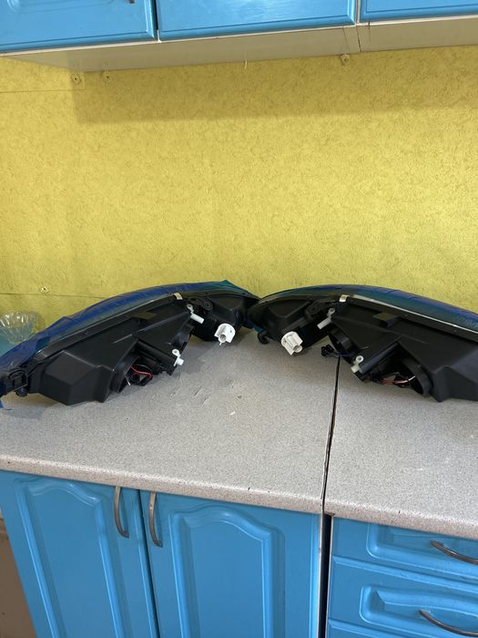 Продаеться передние фары Опель вектра В