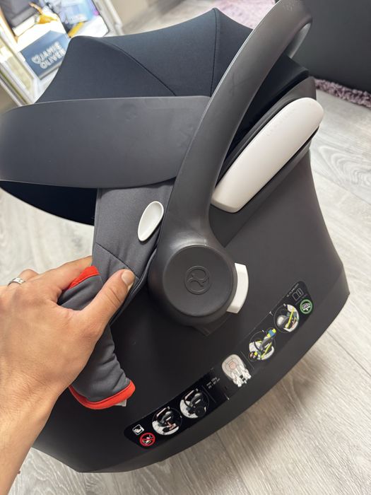 Vând Scoică auto Cybex Aton B2 i-Size + bază ISOFIX Cybex | scor ADAC 1.7 |