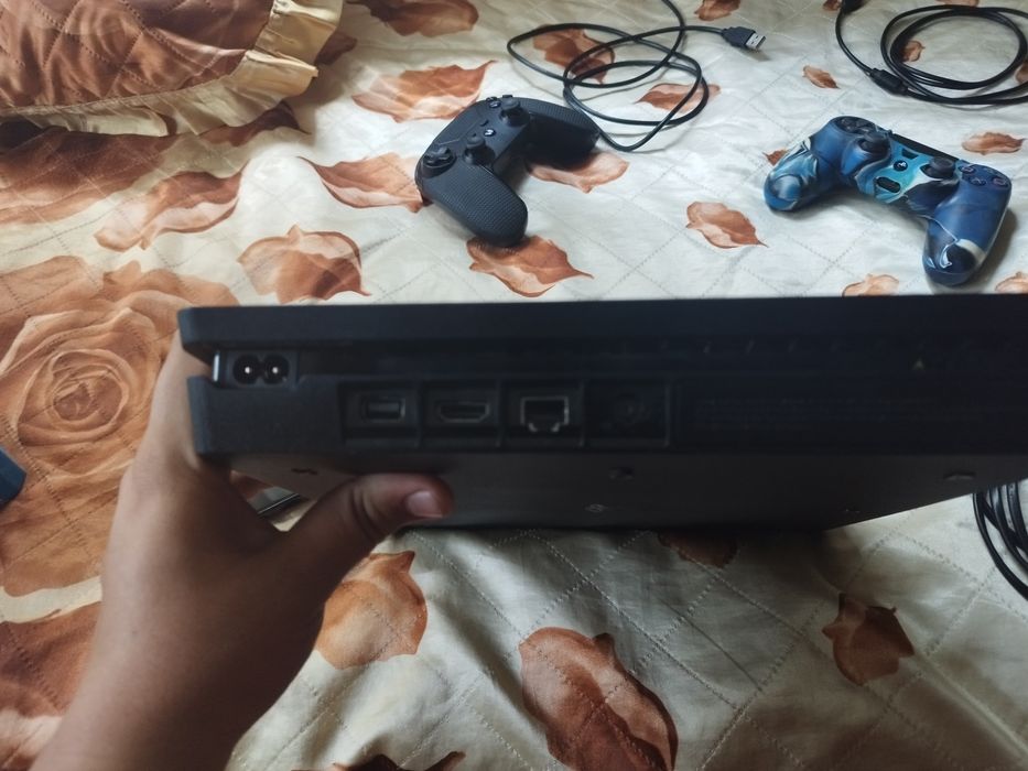 PlayStation 4 slim 1 tb място